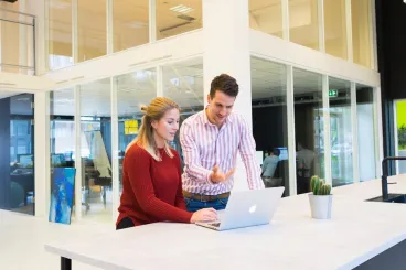 Entreprise et nettoyage : deux personnes discutent dans des bureaux propres