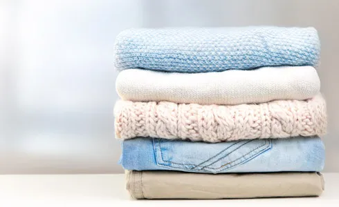 Pile de vêtements illustrant l'entretien du linge en EHPAD