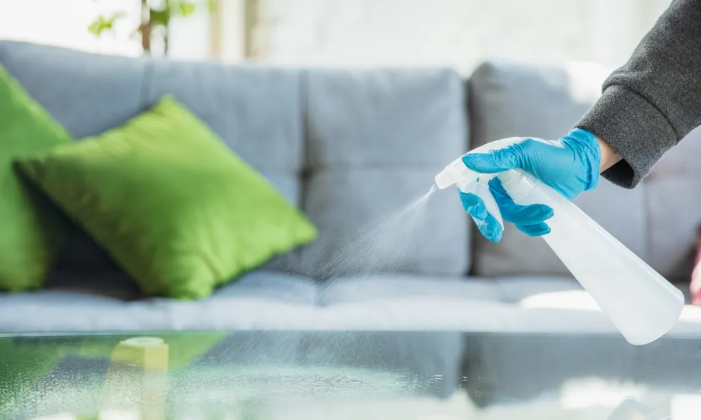 Hygiène en entreprise : une personne nettoie une table