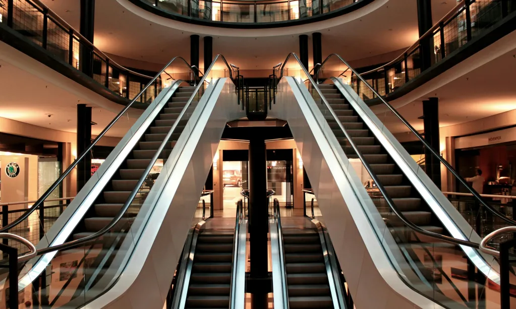 Escalators dans un centre commercial